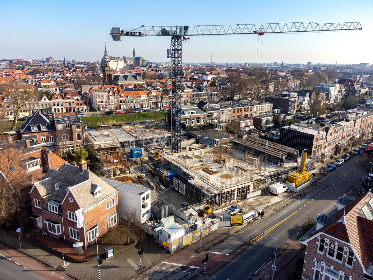 Wat een uitzicht over Haarlem! Tussen de historische gevels en grachten wordt hard gewerkt aan de bouw van project De Vierhoek. Zo is de eerste verdiepingsvloer van het eerste woonblok geplaatst en worden de contouren steeds duidelijker zichtbaar. de4hoek.nl.