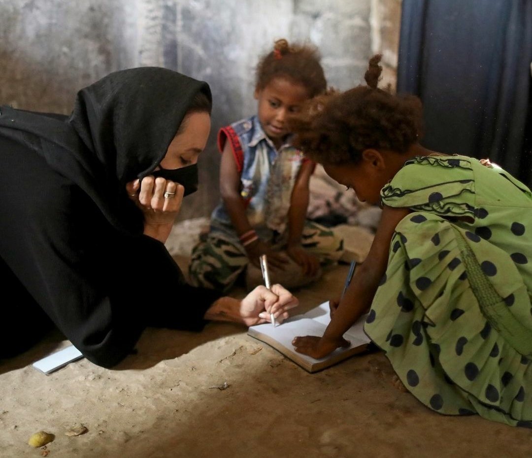 🆕 "We live in a world where suffering and horror dominates headlines, but where such headlines can result in overwhelming displays of compassion and international solidarity. I hope this compassion and solidarity will be extended to the people of Yemen." - #AngelinaJolie