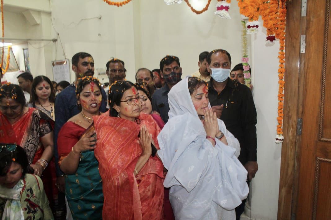 aparnabisht7's tweet photo. गोकुल नाथ जी मंदिर में आयोजित कार्यक्रम ��़ूलों की होली में सम्मिलित होकर होली खेलकर सभी को बधाईयाँ देते हुए I

@BJP4India @narendramodi @BJP4UP @myogiadityanath https://t.co/44cbE8C2yX