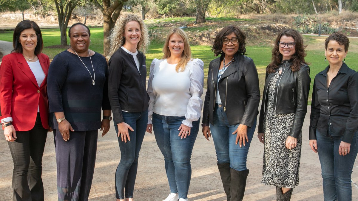 ConsumerBankers's tweet photo. Today we’re celebrating all the women blazing their unique and diverse paths though the banking industry, and we are so grateful to call many of them CBA family – including all the women of our Board of Directors! #IWD2022 #CBALIVE https://t.co/X0W735TRlJ