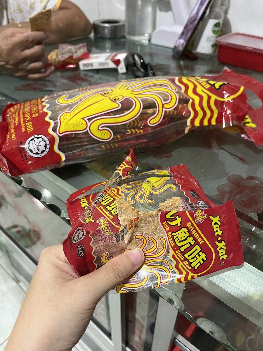 JesiscaTandora's tweet photo. Dikasi sebungkus gede, seneng banget 😭 
*keuntungan hidup di perbatasan https://t.co/Hl0wzbgkt7
