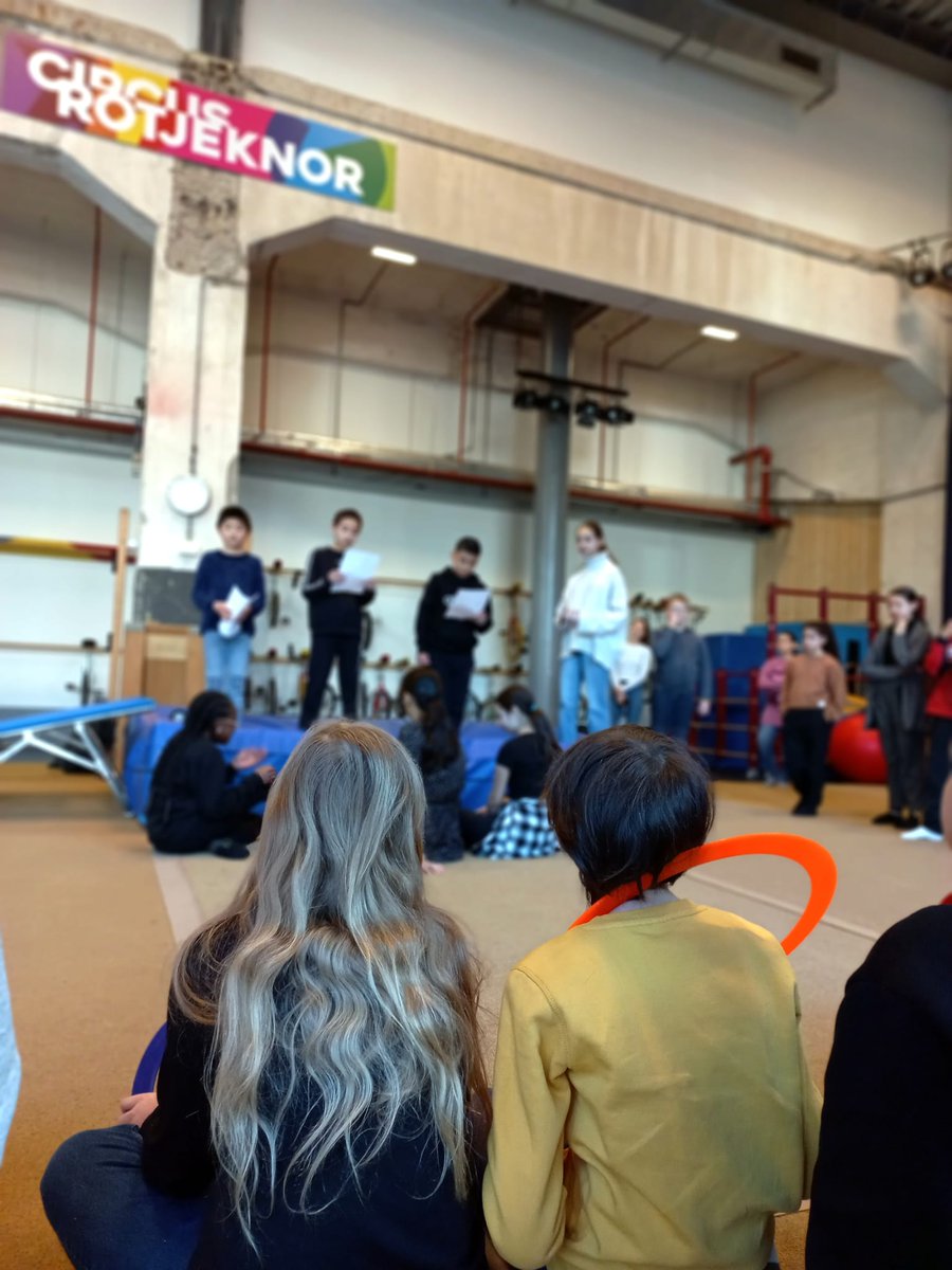 StMoveRotterdam's tweet photo. Vandaag hebben groepen van @OBSDeSchalm samen met de studenten van #RSCRVSV hun project afgerond in @Rotterdam! Het #resultaat was supertof: een creatieve sport- en speldag te #CircusRotjeknor! Kunstjes werden gedaan, dansjes werden gedaan, en speeches werden gehouden! #talent https://t.co/yzVDfoLEM7