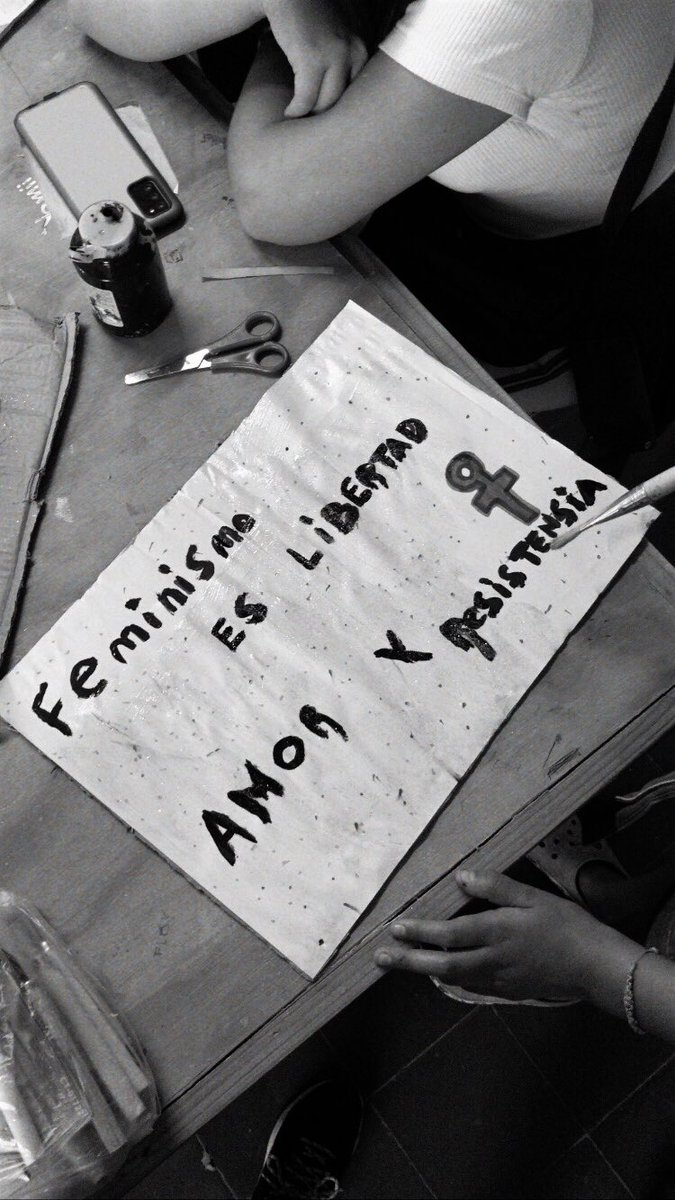 vicvalverde_'s tweet photo. Y esperanza. Trabajar así con las gurisas es pensar mucho, sentir, cuestionar, enojarse, emocionarse. Nos estamos moviendo y aunque a veces las acciones son chiquititas y alrededor hay mucho barro, siempre hay algo que brota. Nos tenemos, estamos juntas. ✊💜
#8m #habrámarea https://t.co/kQYMWTlQ11