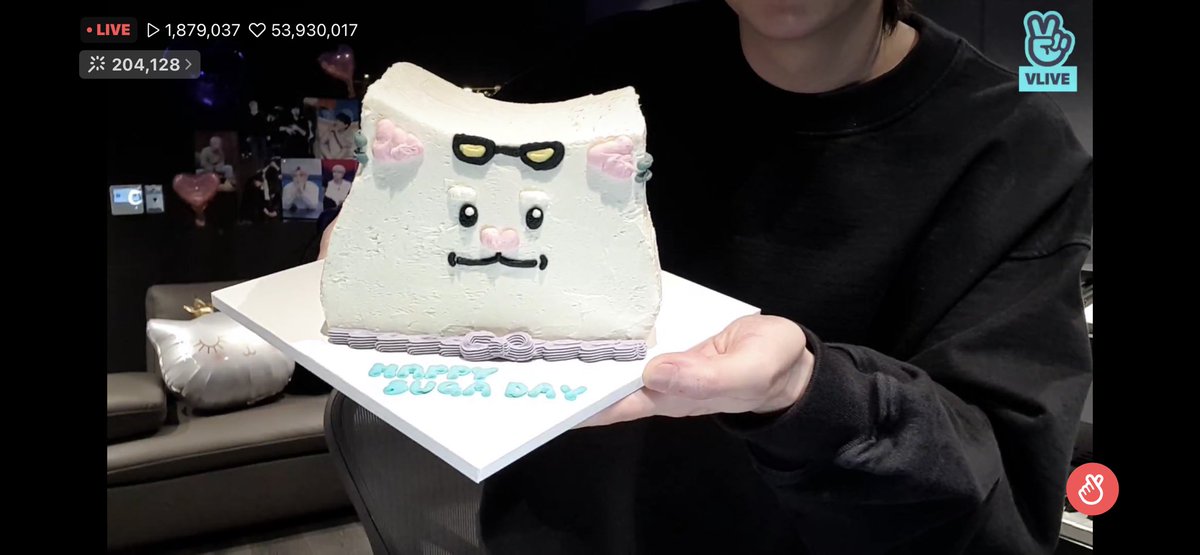 PrinceTata7's tweet photo. THIS CAKE NO THEY DID NOT #HappyBirthdaySUGA https://t.co/ewNOVmkfjw