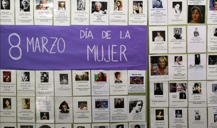 iesginer_org's tweet photo. El Giner celebra el Día Internacional de la Mujer con un mural de mujeres ilustres, la lectura de un manifiesto y una selección musical de canciones conmemorativas a  cargo del Departamento de Música.

¡Muchas felicidades a todas las mujeres de la comunidad educativa del Giner! https://t.co/NoUfPDao8G