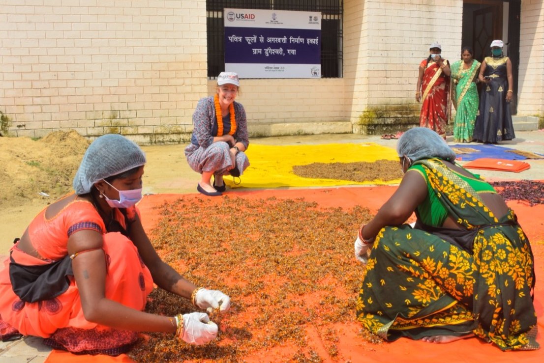 plus_forest's tweet photo. Munni Devi, sole caregiver for her children, depended on daily wage work to earn a living. @plus_forest provided her a safe space to work in Gaya making eco-friendly products recycling temple flowers.
In Pic-@USAID Dy. Mission Director Ms.Karen Klimowsky visited the unit in 2021. https://t.co/4xKMZoFsJV
