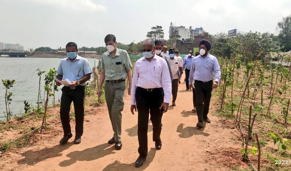 UpdatesChennai's tweet photo. Adyar River Beautification Project. One can see the newly created bunds from Kotturpuram to Thiruvika Bridge. Planting of saplings are also taking place. The stretch will soon get parks, hockey ground, walking tracks &amp; other facilities.. #Chennai #Infra https://t.co/fR2JkWu0xb