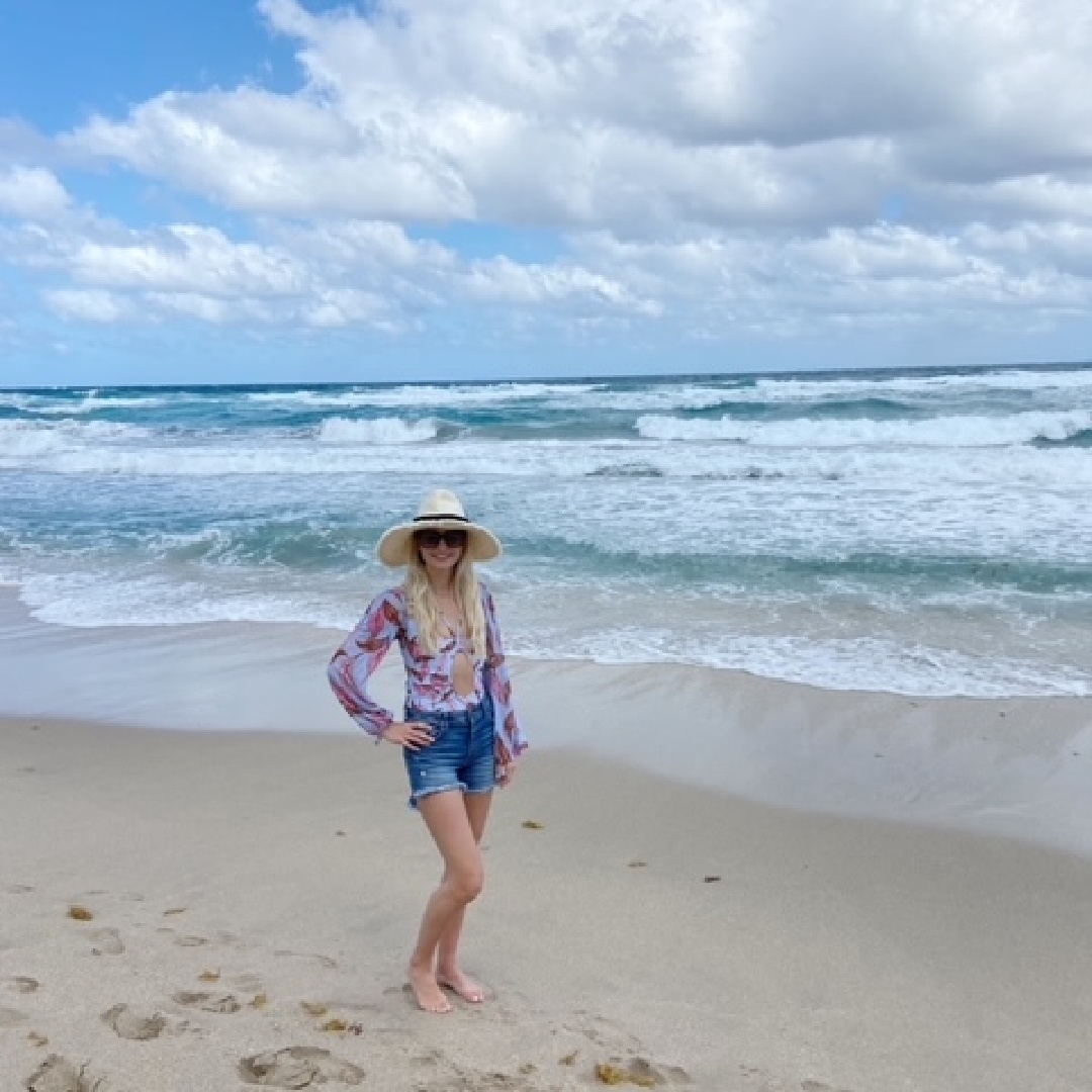 MilanLaser's tweet photo. Wanna stop feeling salty 🌊about shaving?

Take a tip from @ShelbiLin and get smooth skin you'll never have to shave🪒 again.

#Ditchyourrazor with #MilanLaser. Find your closest clinic today → https://t.co/feXJ5eKLKl https://t.co/caoBhTFJT2