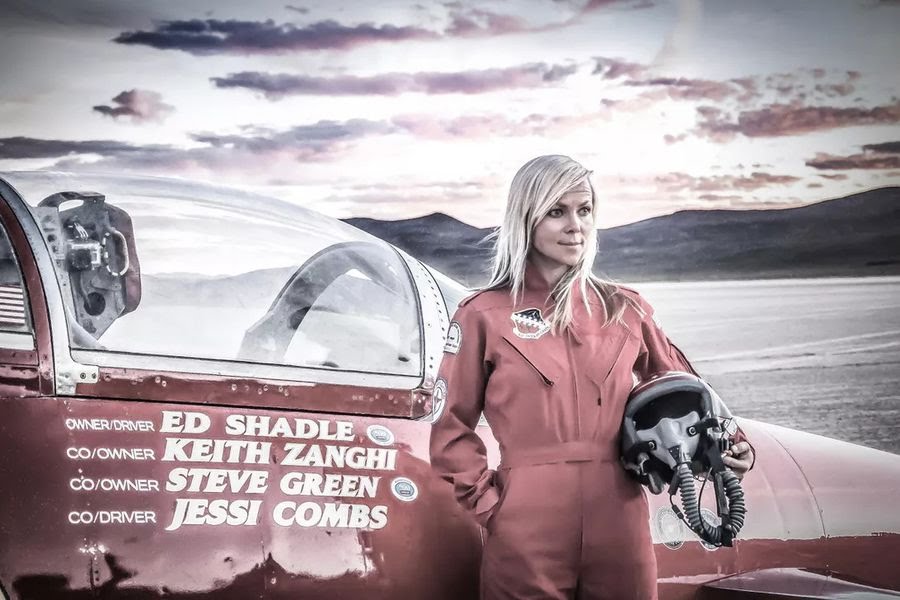 UpCars40's tweet photo. Para celebrar el #DiaInternacionalDeLaMujer 
les traemos a la que sostiene el récord de velocidad en tierra: 841,33 km/h 

Aunque Jessi Combs falleció durante la hazaña, el libro de los Guinness World Records la reconoció de manera póstuma en septiembre de 2019. https://t.co/eErxncFahd