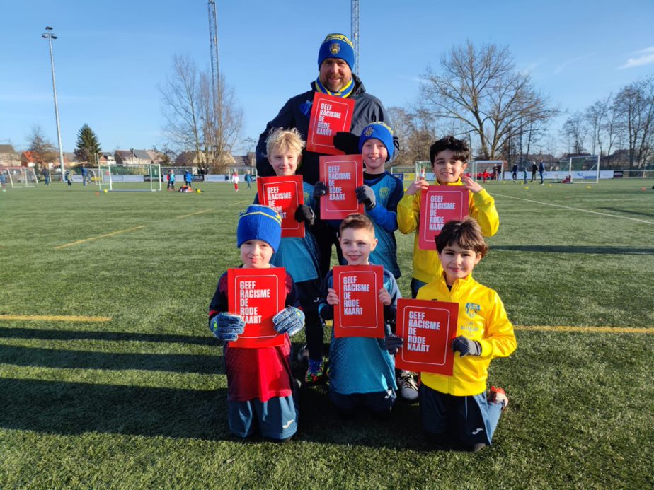 Our Belgian friends SC Jong Sint-Gillis 🇧🇪 joined the #ShowRacismTheRedCard🟥campaign. 👋🏻⚽ 
Nice to see that the youth has a strong voice! Together we make an even stronger voice against discrimination!🗣

<a href="/EFDN_tweets/">EFDN</a> 
@EuropeanCommission
#diversitywins
#showracismtheredcard