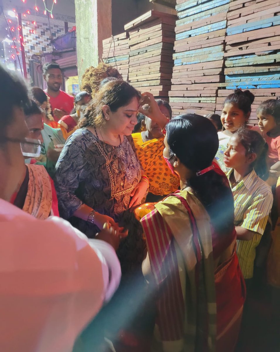 renu_hansraj's tweet photo. Performed pooja at the Kalimata temple along with my sisters in Nehru Nagar. Offered prayers for their well being,  happiness and safety of all . Present were our BJP karyakartas and mahila team.
#Juhu #Kalimata #Temple 
@BJP4Mumbai  @BJP4Maharashtra  @BJP4India @BJPMahilaMorcha https://t.co/6SUzTEDGbW