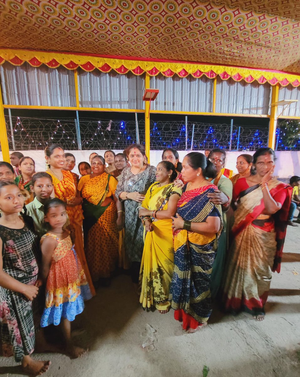 renu_hansraj's tweet photo. Performed pooja at the Kalimata temple along with my sisters in Nehru Nagar. Offered prayers for their well being,  happiness and safety of all . Present were our BJP karyakartas and mahila team.
#Juhu #Kalimata #Temple 
@BJP4Mumbai  @BJP4Maharashtra  @BJP4India @BJPMahilaMorcha https://t.co/6SUzTEDGbW