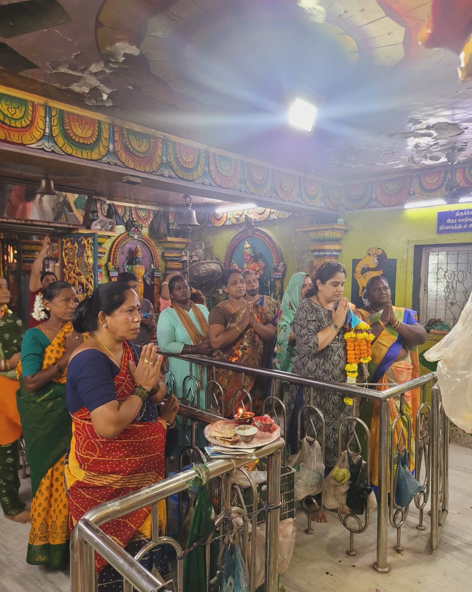 renu_hansraj's tweet photo. Performed pooja at the Kalimata temple along with my sisters in Nehru Nagar. Offered prayers for their well being,  happiness and safety of all . Present were our BJP karyakartas and mahila team.
#Juhu #Kalimata #Temple 
@BJP4Mumbai  @BJP4Maharashtra  @BJP4India @BJPMahilaMorcha https://t.co/6SUzTEDGbW