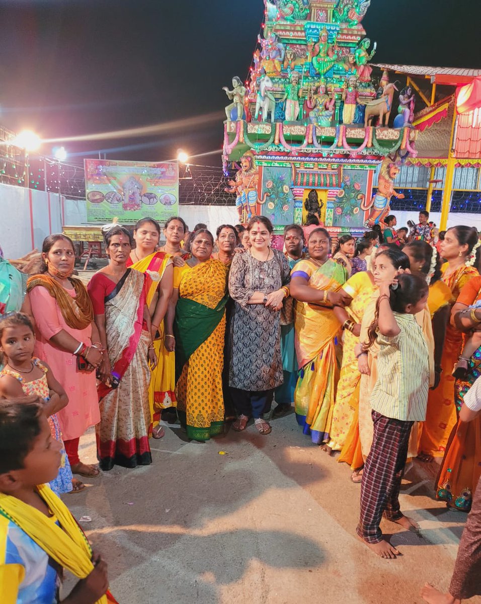 renu_hansraj's tweet photo. Performed pooja at the Kalimata temple along with my sisters in Nehru Nagar. Offered prayers for their well being,  happiness and safety of all . Present were our BJP karyakartas and mahila team.
#Juhu #Kalimata #Temple 
@BJP4Mumbai  @BJP4Maharashtra  @BJP4India @BJPMahilaMorcha https://t.co/6SUzTEDGbW
