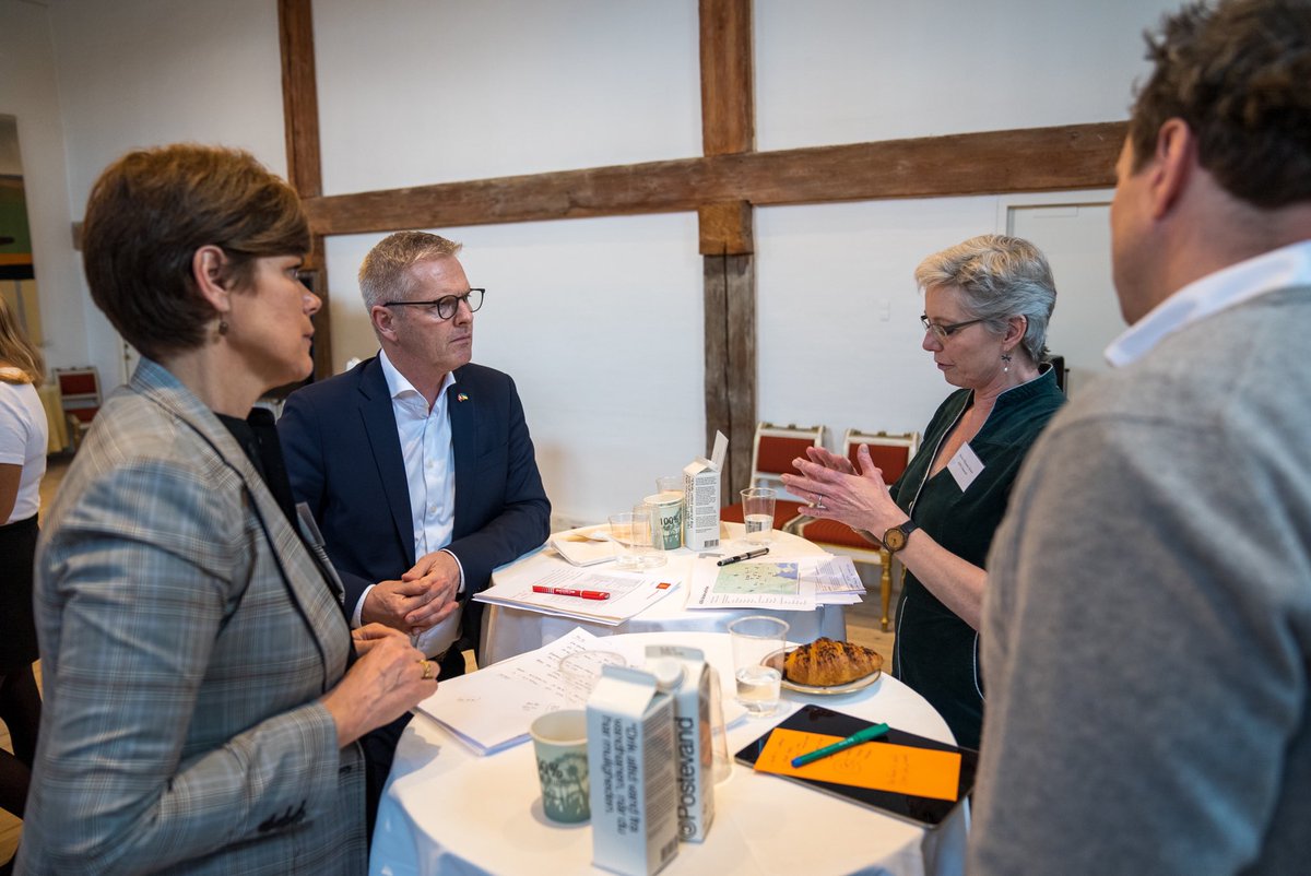 ADRA Danmark (@adra_danmark) on Twitter photo Tak til <a href="/udviklingsmin/">Minister for Udviklingssamarbejde og Global Klima</a> for en god drøftelse om den alvorlige humanitære situation i #ukraine her til morgen. Vi er glade for et stærkt partnerskab med <a href="/DanishMFA/">Denmark MFA 🇩🇰</a> også her så vi kan hjælpe flere. Tak til <a href="/udviklingsmin/">Minister for Udviklingssamarbejde og Global Klima</a> for en god drøftelse om den alvorlige humanitære situation i #ukraine her til morgen. Vi er glade for et stærkt partnerskab med <a href="/DanishMFA/">Denmark MFA 🇩🇰</a> også her så vi kan hjælpe flere.
