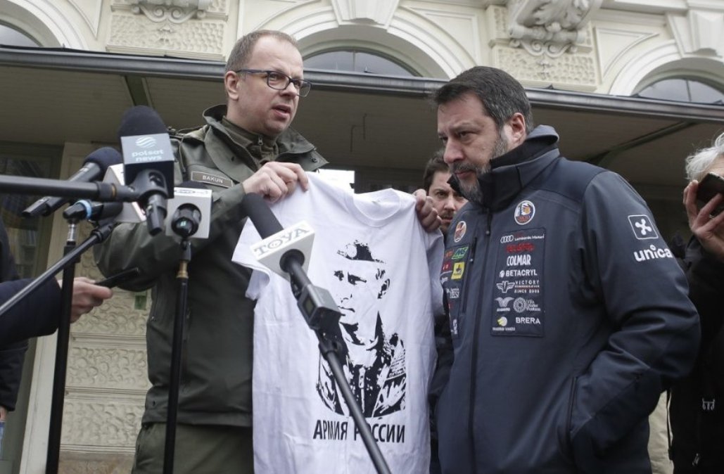 grande_flagello's tweet photo. È tutto in questa foto ⬇️
A sinistra il sindaco Bakun che gli rinfaccia la sua ipocrisia su Putin. 
A destra invece una figura di merda internazionale
#Salvini https://t.co/OOMSSZzJ3H