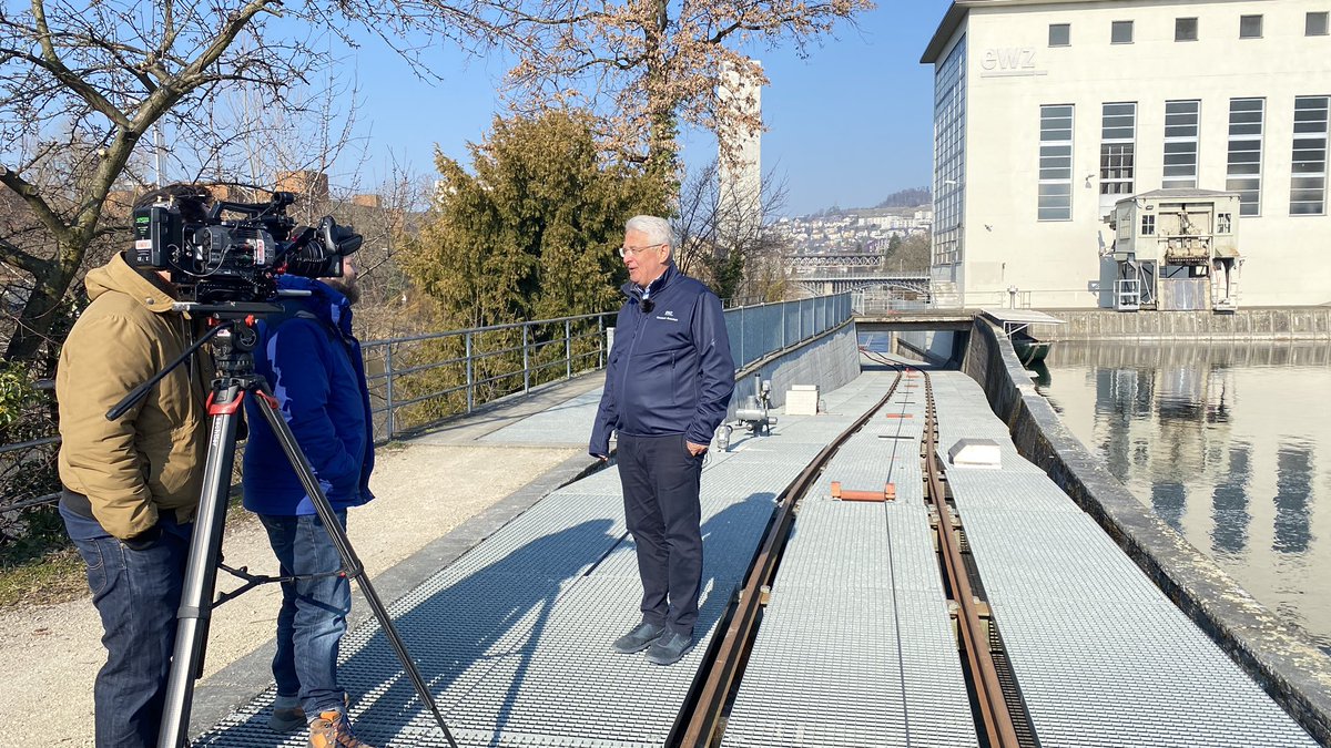 ewz_energie's tweet photo. Wie aus Wasser im Kraftwerk #Letten #Strom wird, was im #Unterwerk Oerlikon passiert und was ein Floh damit zutun hat: ab Montag bei raumkulturTV auf @TeleZueri mit Christoph Busenhart und Andri Casura von ewz. https://t.co/qR4mdRcqID