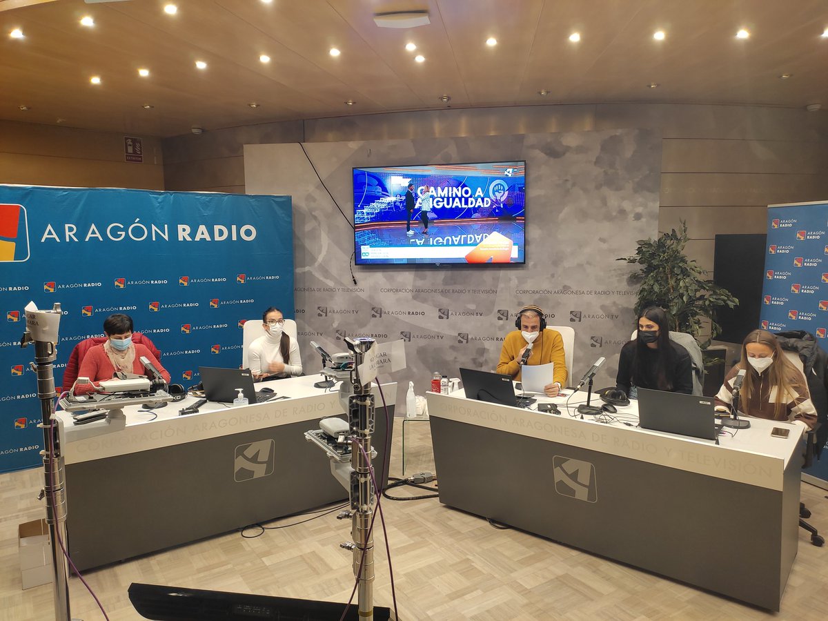 📻📻  Ya estamos con <a href="/LahozEster/">Ester Lahoz Castello</a>, @naimagarcia10, <a href="/raquel_rrubio/">Gusa</a> y <a href="/Lorena_borjag/">Lorena Borja</a> 

➡️Hablamos con ellas en este #8M sobre deporte e igualdad