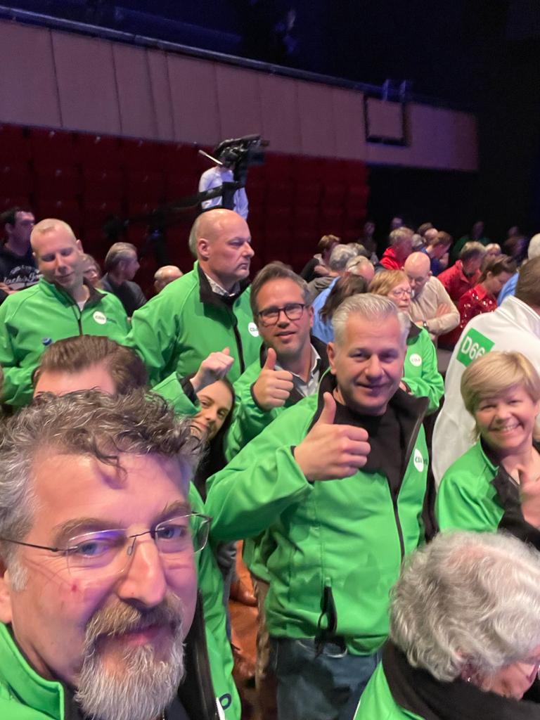 CDAoss's tweet image. Aan support van #team22 geen gebrek gisteren bij het lijsttrekkersdebat. Applaus voor onze Sidney van den Bergh 👏🏻👏🏻👏🏻
#GaStemmen #cdaoss