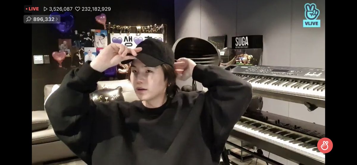 PrinceTata7's tweet photo. HE TOOK OFF THE CAP BYEEEEE MY LIFE HAS BEEN ENDED  

My spastic screenshots 🥲 https://t.co/jBnzm6Xctv