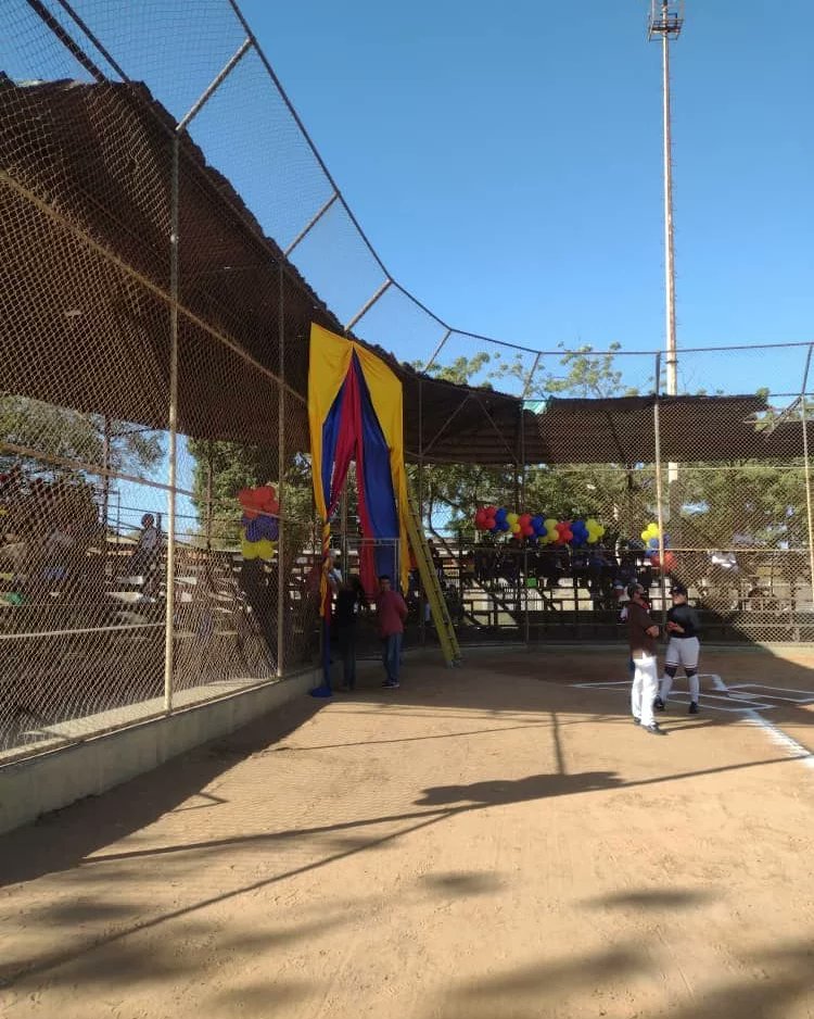 pequenasligasve's tweet photo. Todo listo para dar la voz de ¡Play Ball! De la #SemifinalInfantilZulia en los Puertos de Altagracia, Municipio Miranda, estado Zulia.
⚾💪🎉🏆 https://t.co/TYV00roVIc