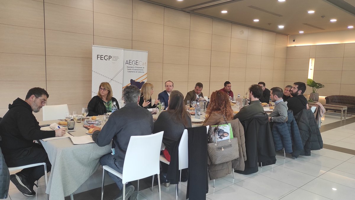 aegecat's tweet photo. Comencem la trobada amb el secretari d'Empresa i Competitivitat, el Sr. Albert Castellanos, per traslladar-li les peticions acordades a l'assemblea anterior.

@albertcaste @FegpComunicacio 

#FEGP2022 #AEGECat #esdeveniments #empresa https://t.co/wvb2sx4Bsu