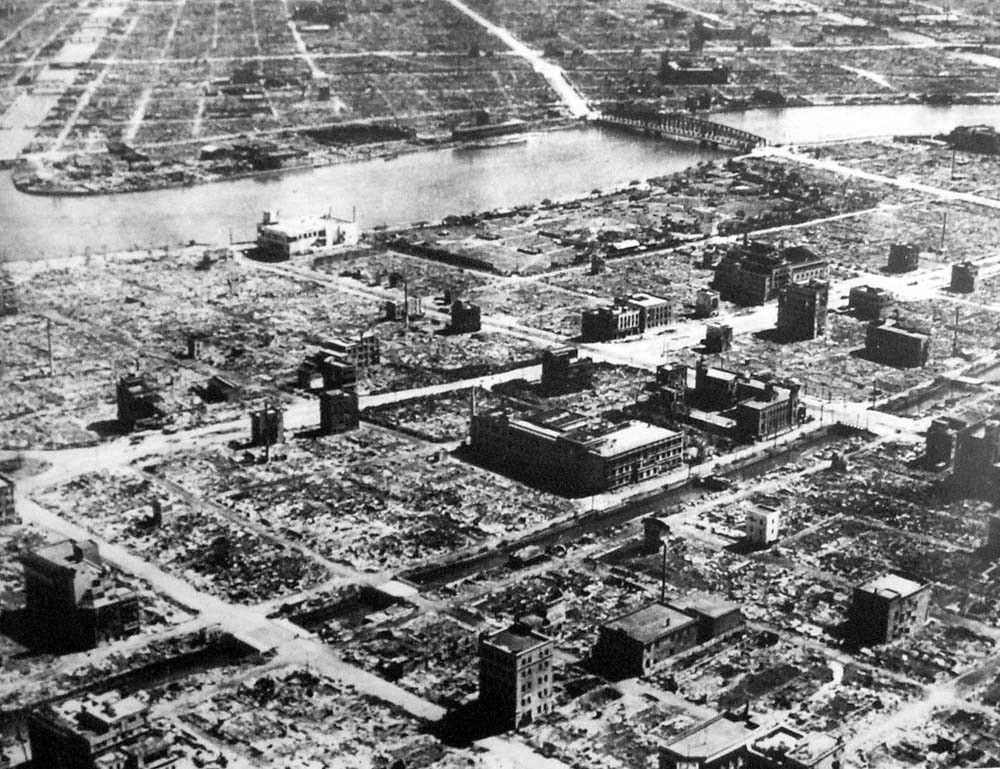 bboomerjourno's tweet photo. 9-10 Mar 1945 — 334 #B29s take off— dropping M-69 incendiary bombs in their bid to break Japanese morale and force a surrender. Right: the aftermath following "Operation Meetinghouse" firebombing of Tokyo on eve of 9/10 March. #WWII https://t.co/ZivGTB3wRX