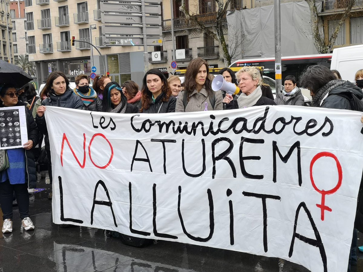 SomBTV's tweet photo. Les comunicadores no aturem la lluita!
Avui les treballadores de @beteve hem estat presents a la concentració de plaça Universitat.
#8M
#SalvemBetevé https://t.co/zd0V8JsZMD