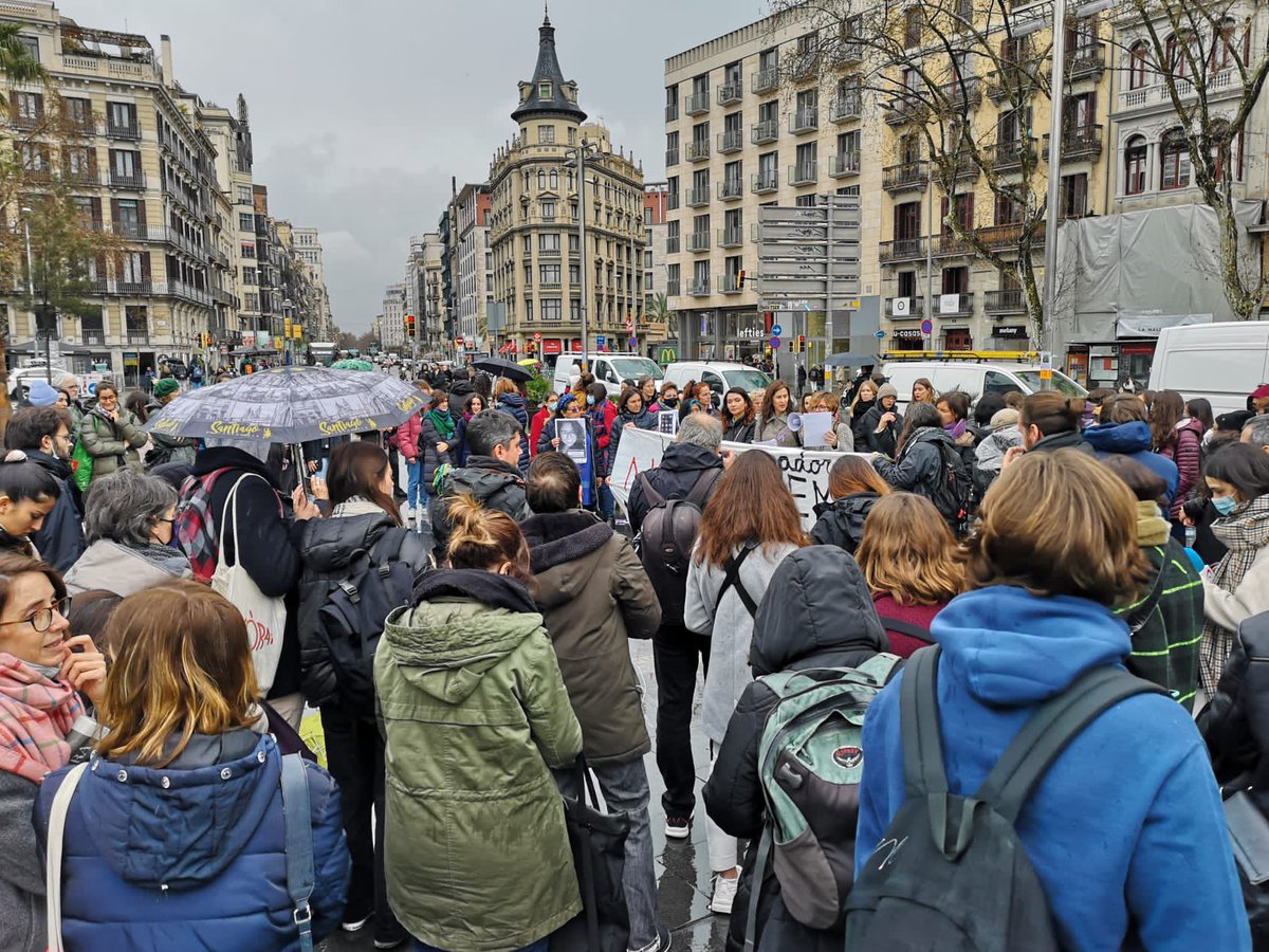 SomBTV's tweet photo. Les comunicadores no aturem la lluita!
Avui les treballadores de @beteve hem estat presents a la concentració de plaça Universitat.
#8M
#SalvemBetevé https://t.co/zd0V8JsZMD