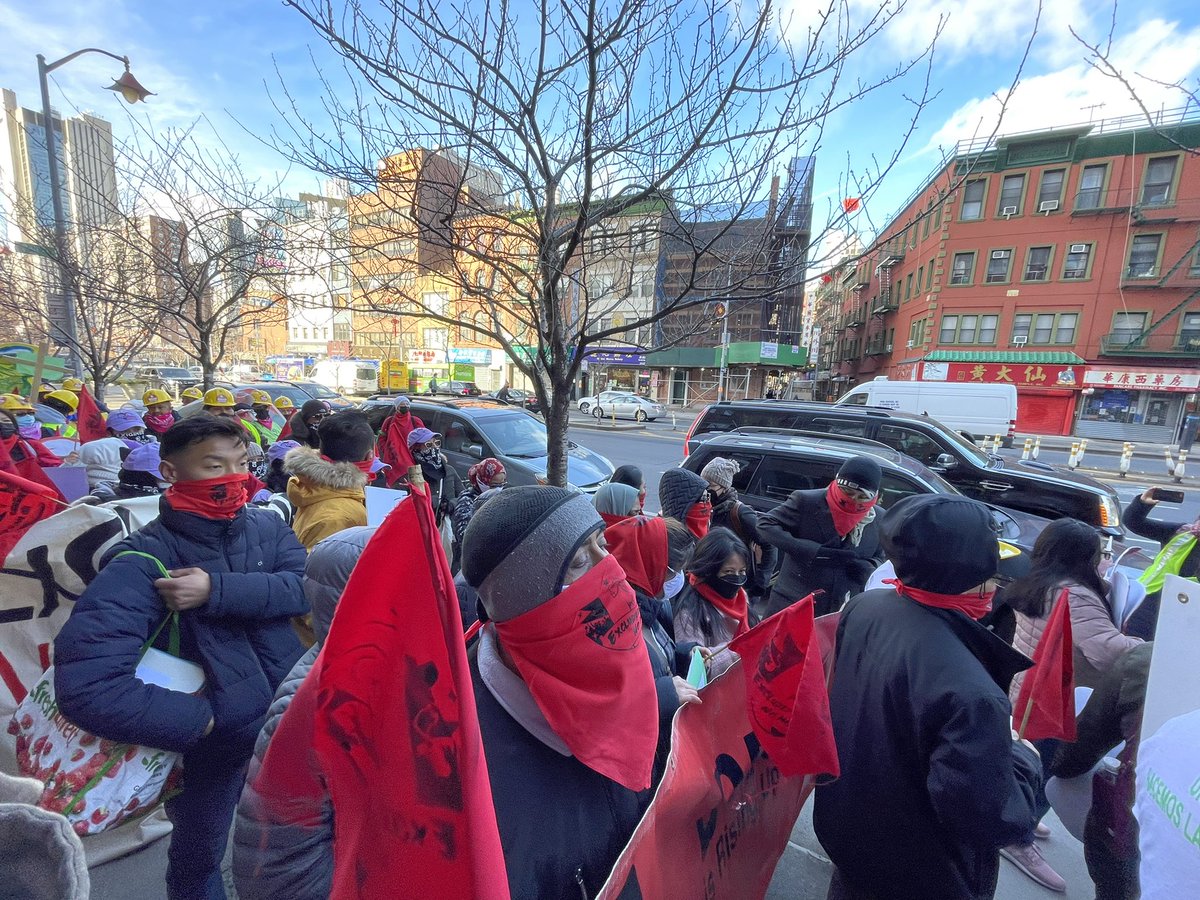 DesisRisingUp's tweet photo. 🔆 Women’s work makes your rest possible! 🔆

This #InternationalWorkingWomensDay excluded workers are gathering in Manhattan and Brooklyn to demand NY: 
⭕️Fully #FundExcludedWorkers
⭕️Pass #ExcludedNoMore https://t.co/FrweV7ZBgY