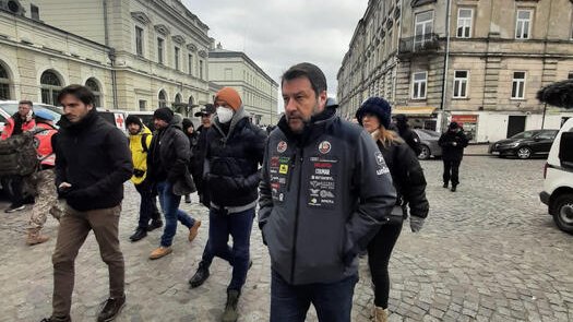 TgLa7's tweet image. Sindaco di #Przemysl "Io non la ricevo, venga con me al confine a condannarlo" rivolgendosi a #Salvini arrivato oggi in Polonia. A contestare il leader leghista anche un gruppetto di italiani che ha urlato: "Buffone"
#UkraineRussianWar