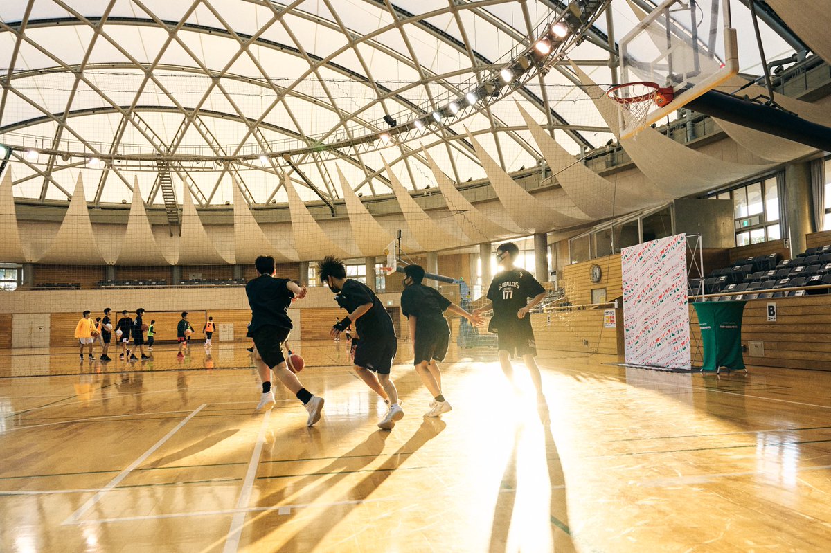 SPACEBALL_MAG's tweet photo. 🖤📡参期生🤟🏼🈯️
@sc_globallers Tryout in Fukuoka
70人もの挑戦者.その中で本当に挑戦していたのは何人?
ガムシャラさは元々持ってる君の武器を1つ上のレベルに上げるはず!🧨💣
1試合や1プレイで人生が変わる事は🇺🇸だけでなく🈁には有り得ます.
#ToTheNewPath | #SpaceBallMag
📸 | @nowri7 https://t.co/CwFoYHZ2uR