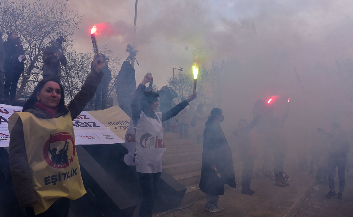 zeynokuray's tweet photo. Geliyoruz zincirleri kıra kıra hey...
#8MartDünyaEmekçiKadınlarGünü 
#8M2022 https://t.co/5WG6YsO3jH