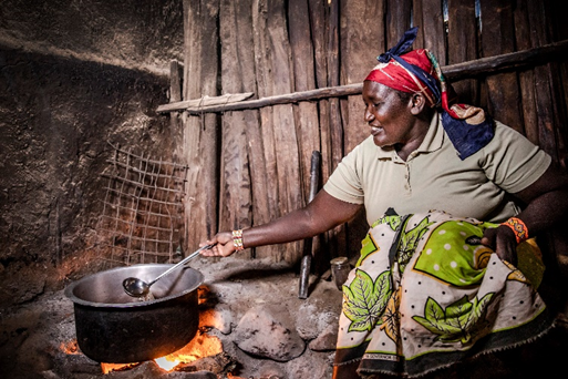 UN_Nutrition's tweet photo. A2: Gender discrimination can lead to differences in feeding practices &amp; food intake of #women &amp; girls, who are the most affected by malnutrition.
Laws &amp; policies that achieve #equity &amp; empowerment of #women &amp; girls🚺go a long way to securing good #nutrition!

#PoweringWomen https://t.co/XICwQd2MKw