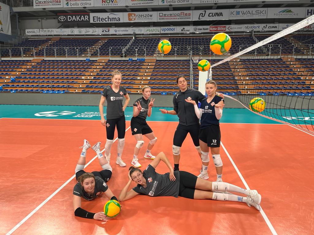 KSDevelopres's tweet photo. Już za 3h ‼️ Ćwierćfinał Ligi Mistrzyń 🏆
@KSDevelopres vs @VakifBankSK
⛳️ Hala Podpromie - 18:00🏐
Jesteście gotowi ⁉️ 😎
#TeamDevelopre #GoDevelopres #CLVolleyW
@CEVolleyballCL https://t.co/10S2Bgfmfd