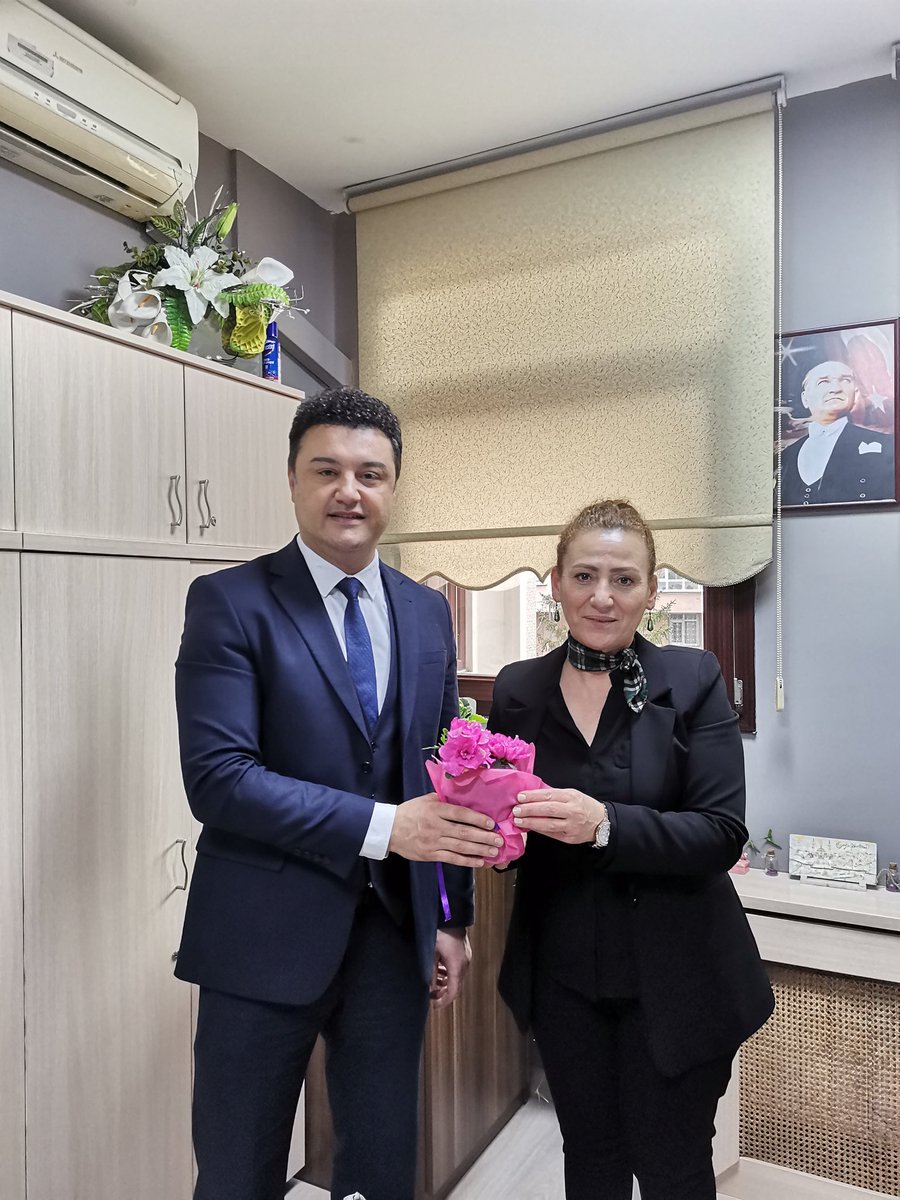EyupsultanMem's tweet photo. 📌İlçe Millî Eğitim Müdürümüz Sayın Alper Asım Özer, Müdürlüğümüzde görev yapan  kadın çalışma arkadaşlarımızın 
 #8MartDünyaKadınlarGünü 'nü kutlayarak hediyelerini takdim etti. 👏🌹💐

@tcmeb @memleventyazici
@alperasimozer @istanbulilmem https://t.co/QhSleNKYKU