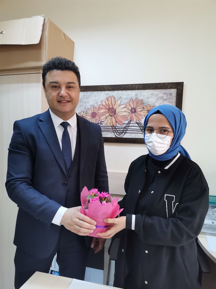 EyupsultanMem's tweet photo. 📌İlçe Millî Eğitim Müdürümüz Sayın Alper Asım Özer, Müdürlüğümüzde görev yapan  kadın çalışma arkadaşlarımızın 
 #8MartDünyaKadınlarGünü 'nü kutlayarak hediyelerini takdim etti. 👏🌹💐

@tcmeb @memleventyazici
@alperasimozer @istanbulilmem https://t.co/QhSleNKYKU