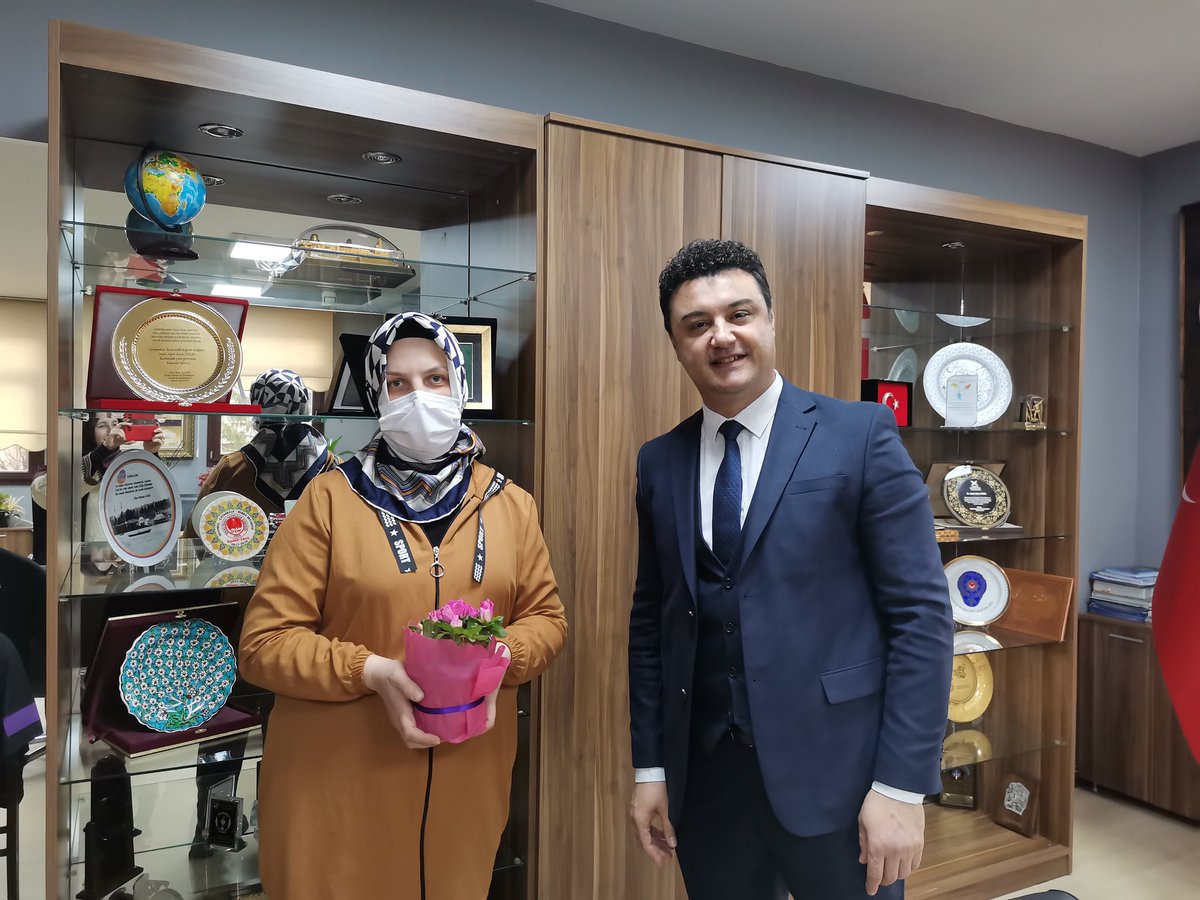 EyupsultanMem's tweet photo. 📌İlçe Millî Eğitim Müdürümüz Sayın Alper Asım Özer, Müdürlüğümüzde görev yapan  kadın çalışma arkadaşlarımızın 
 #8MartDünyaKadınlarGünü 'nü kutlayarak hediyelerini takdim etti. 👏🌹💐

@tcmeb @memleventyazici
@alperasimozer @istanbulilmem https://t.co/QhSleNKYKU