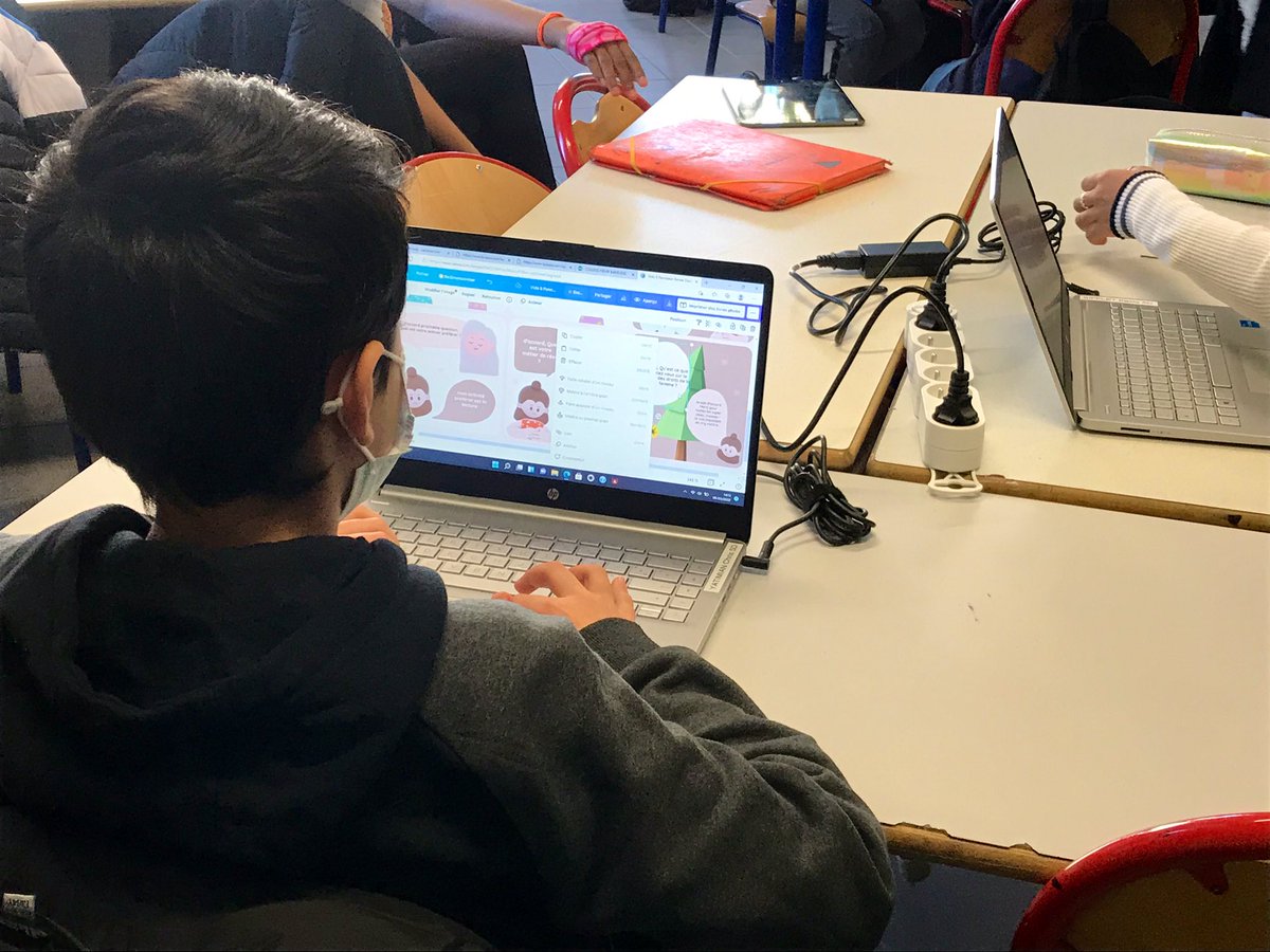 academielyon's tweet photo. A l’occasion du #8mars, le recteur @DugripOlivier s’est rendu au collège H.Barbusse pour rencontrer les élèves de la classe numérique où l’#egalite est une réalité : échanges avec les élèves et découverte de cette classe innovante à horaires aménagés #JourneeDesDroitsDesFemmes https://t.co/GQZmCHA6Ux