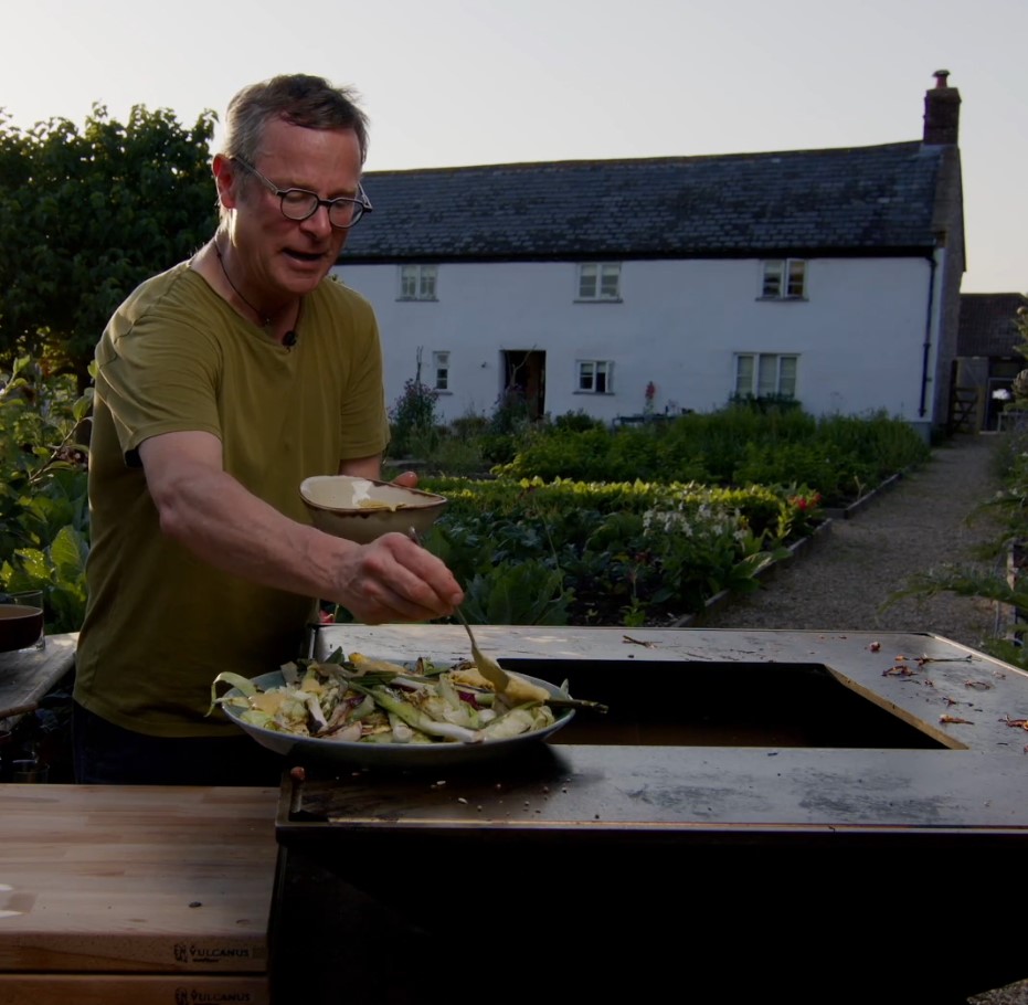 A glorious sunny evening at 
<a href="/rivercottage/">River Cottage</a> , I cooked a dish of seared veg with creamy hummus and dukka, on the fun and versatile #vulcanusgrill which I was testing (£) last summer.
Download the recipe from the 
<a href="/specflue/">Specflue</a> bio.