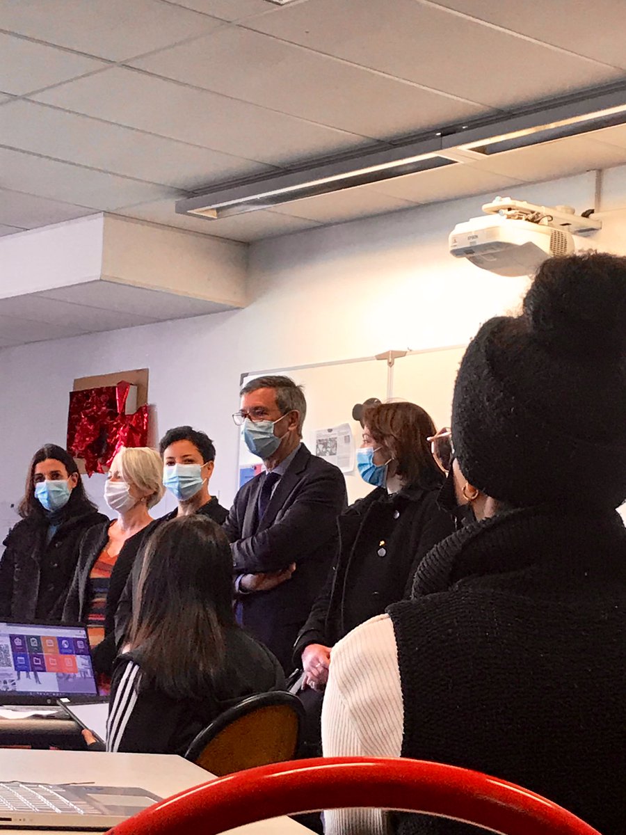 academielyon's tweet photo. A l’occasion du #8mars, le recteur @DugripOlivier s’est rendu au collège H.Barbusse pour rencontrer les élèves de la classe numérique où l’#egalite est une réalité : échanges avec les élèves et découverte de cette classe innovante à horaires aménagés #JourneeDesDroitsDesFemmes https://t.co/GQZmCHA6Ux