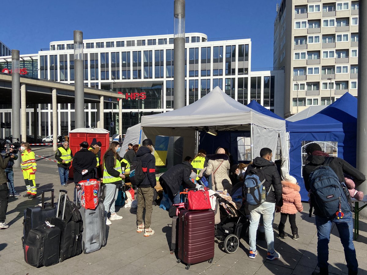 Auf dem Breslauer Platz haben wir eine Anlaufstelle für Geflüchtete aus der Ukraine eingerichtet. Dort können sie sich aufwärmen, essen u. trinken, Infos erhalten u. eine Unterkunft vermittelt bekommen. Hilfsdienste und Ehrenamtliche unterstützen uns. ➡️ stadt-koeln.de/politik-und-ve…