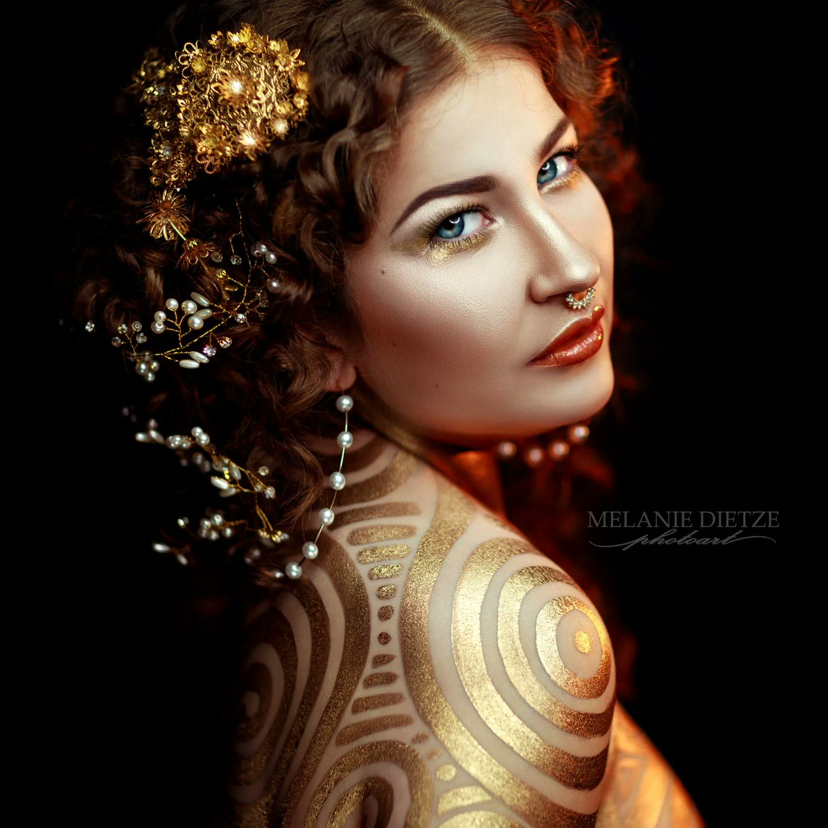 mehronmakeup's tweet photo. Golden Goddess 👑
This gilded makeup look was created by @melanie_dietze_photoart using Mehron Metallic Powder and Mixing Liquid 
Model @milenagravity

#goldmakeup #metallicmakeup #creativemakeup #goddessmakeup #cosplay #cosplaymakeup #promakeup #mehronmakeup https://t.co/tMGVzeU94l