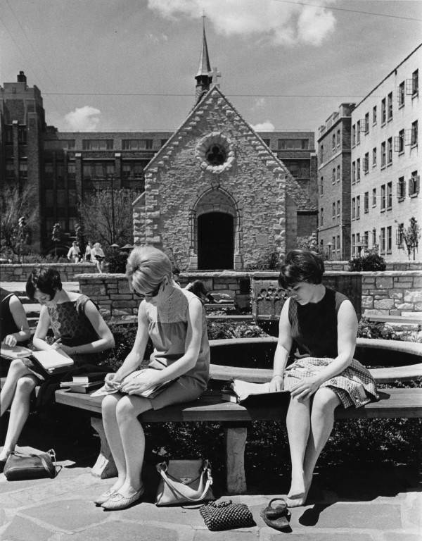 MarquetteU's tweet image. 👩🏽‍🎓👩🏻👱🏼‍♀️👩🏿 For over a century, women have shattered ceilings and broken boundaries at @MarquetteU. In honor of #InternationalWomensDay, reply with the name of a Marquette woman who inspires you.⤵️ #WeAreMarquette!
