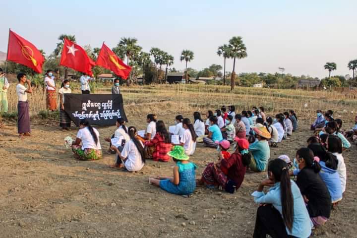 2021Revtweets's tweet photo. To oppose the military regime, residents of a village in northwestern plains of Monywa marched through the streets and held a daily nighttime strike.
#WarCrimesOfJunta
#2022Mar8Coup
#WhatsHappeningInMyanmar https://t.co/42CueOkpwg