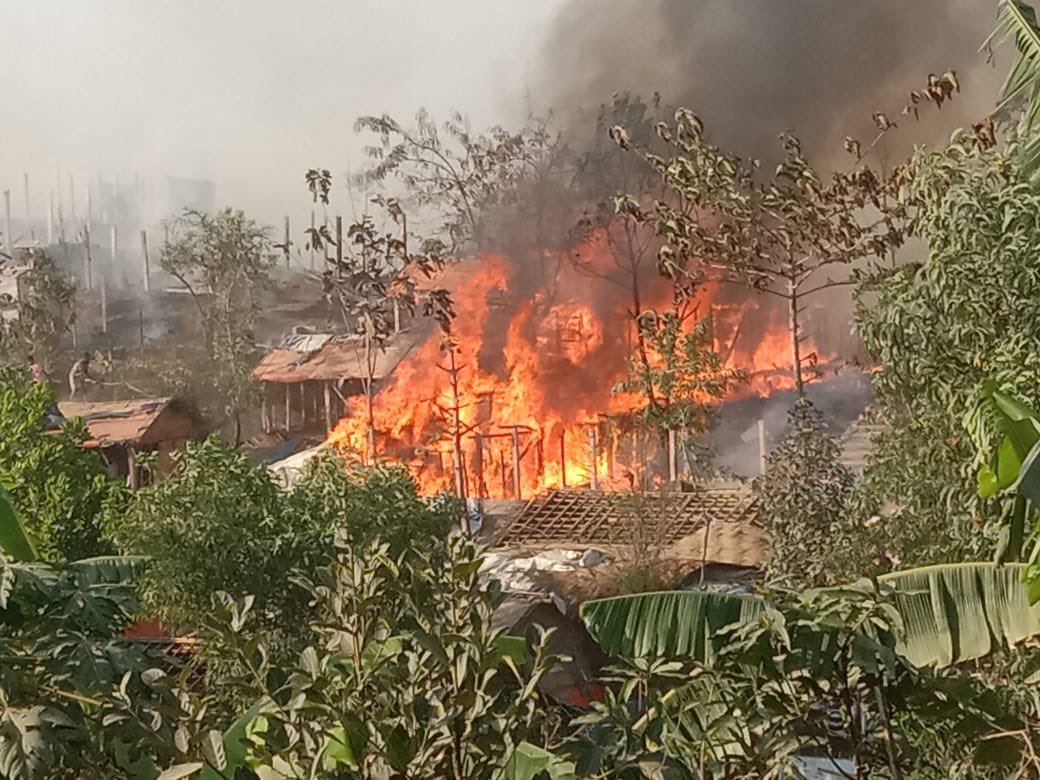 SadequeRo's tweet photo. Date: 08-03-2022

A bulky fire incident happened in the camp. Time:Around 3:35 Started fire from Camp-5,Main Block-D,Sub block- E 2.Allahamdulillah fire incident is under control now. Please pray to those families who are in a tricky &amp; intricate situation due to the fire incident https://t.co/lzmuMOIaVx