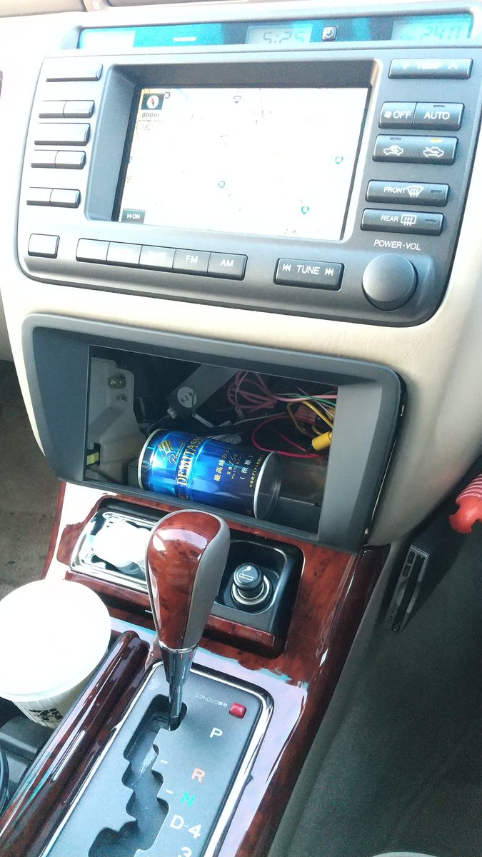 カーナビ泥棒…
いや、ちがうんです。
バッテリーあがりからのジャンプスタートで、ナビのハードが逝ってしまったようです😭
しばし無音運転実施中😩
#17マジェスタ　＃カーナビ　＃パナソニック