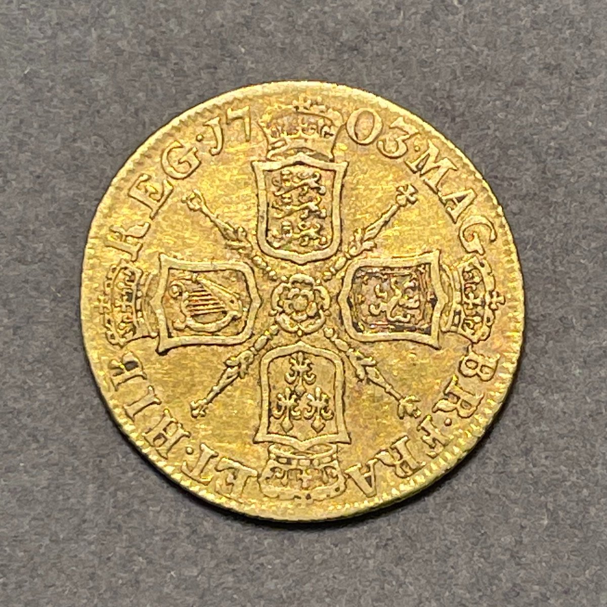 CMaclean96's tweet photo. #OnThisDay 1702 Queen Anne acceded to the throne. She would be the last queen of Scotland &amp; England. This extremely rare Guinea #coin was made from #gold captured from Spanish treasure ships at the Battle of Vigo Bay. Hunter Coll. @hunterian #Numismatics #coinage #coins #OTD https://t.co/6VRglaSquX
