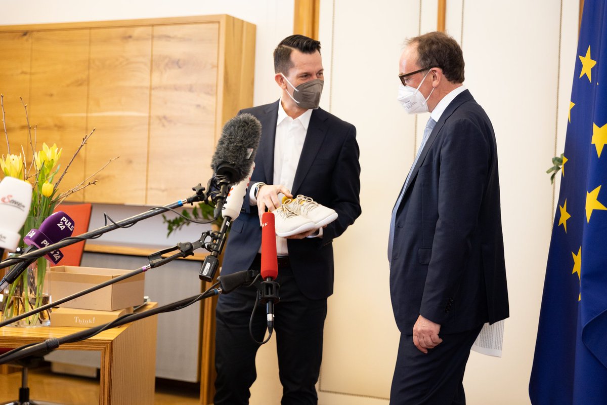 Los geht‘s! Freu mich auf die Zusammenarbeit mit Bundesminister ⁦<a href="/johannes_rauch/">Johannes Rauch</a>⁩ - und nochmals großes Danke an ⁦<a href="/WolfgangMueckst/">Wolfgang Mueckstein</a>⁩ für viele gute Momente.