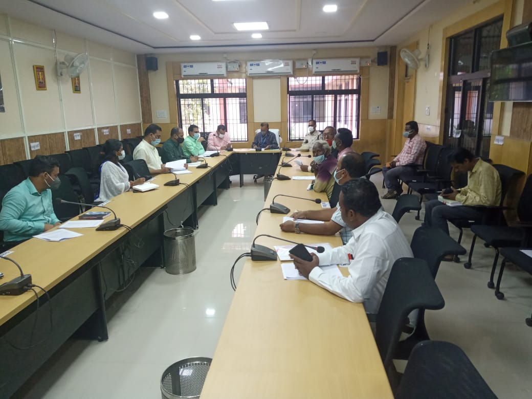 subcollectorPKD's tweet photo. Meeting of General Observer with representative of Political Parties convened with chairmanship of DM Gajapati, discussed about MCC &amp; Electoral Offences &amp; sought their coperation for conducting free, fair &amp; violence free election. 
@DM_Gajapati 
@secodisha https://t.co/tI8NVdxuXn